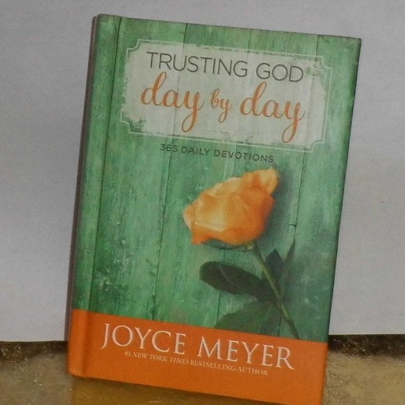 Trusting God - Day by day - 365 Daily Devotions Book - Picture 1 of 3